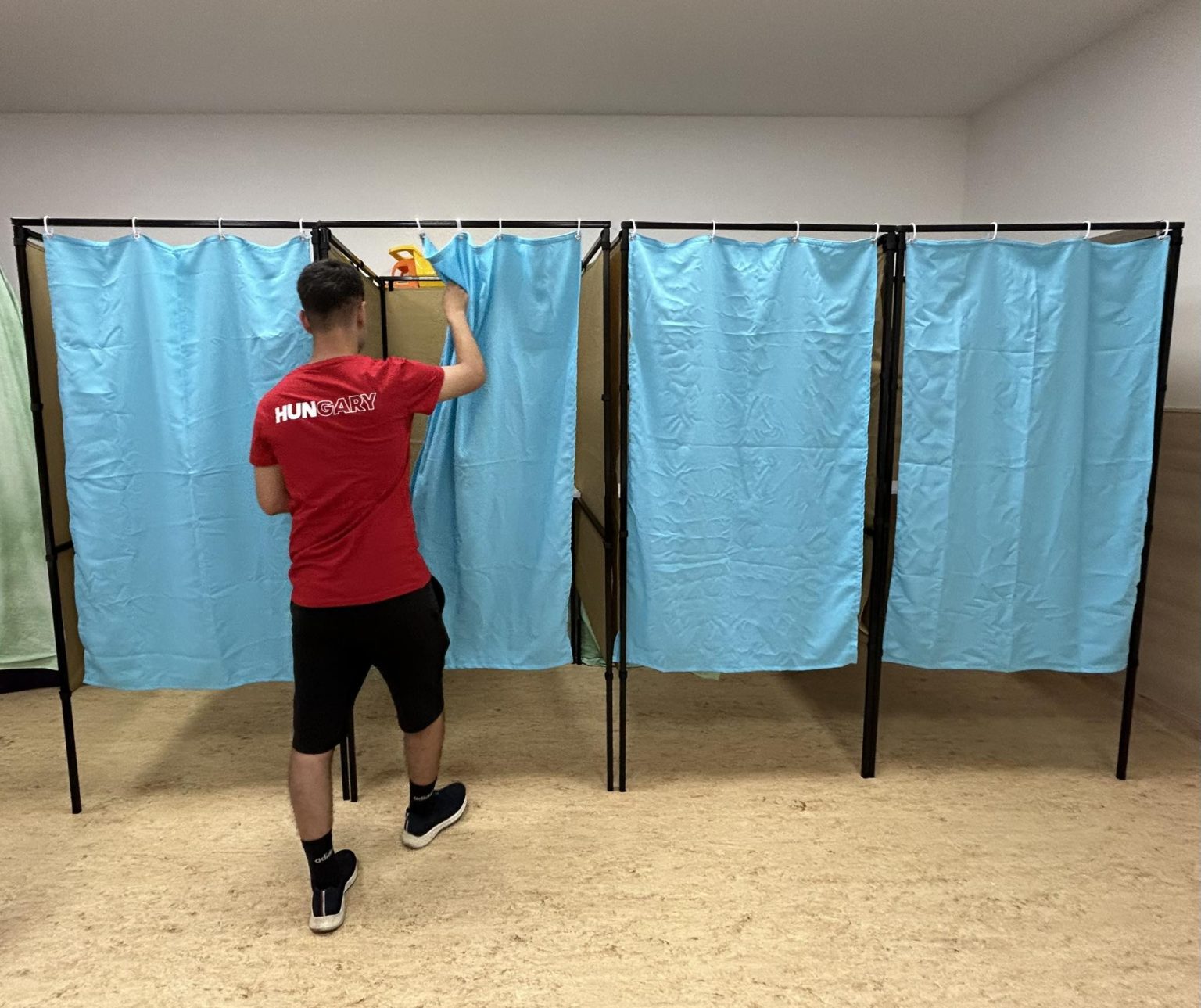 Kinyitottak a szavazókörök, Szekszárdon félszázan mérik össze népszerűségüket