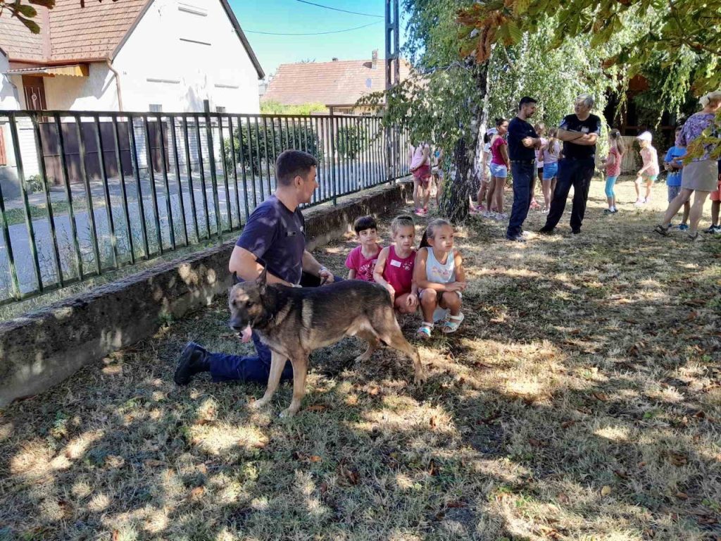 Gyerektáborban jártak a rendőrség munkatársai, Szekszárdon