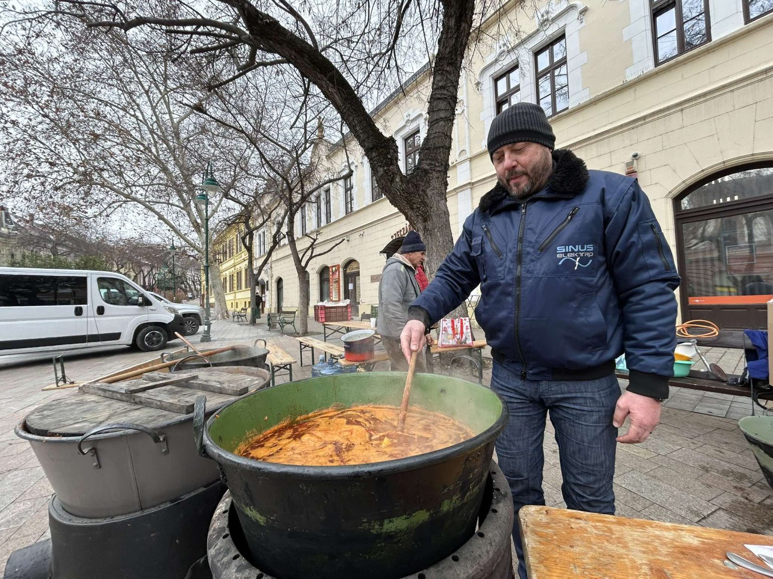 Három kondérban főtt a gulyás a Garay téren