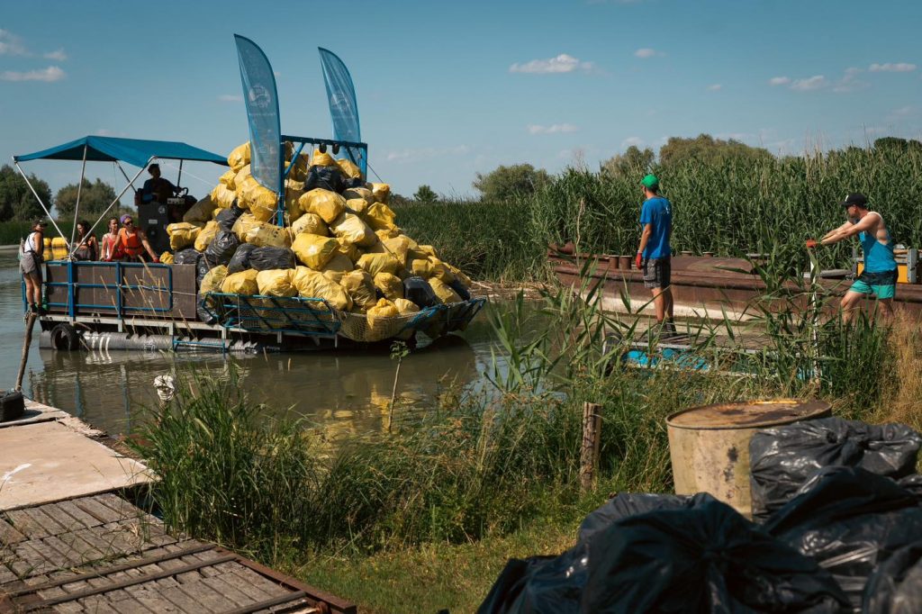 Több mint 10 tonna hulladékot gyűjtöttek össze a VI. Tisza-tavi PET Kupán
