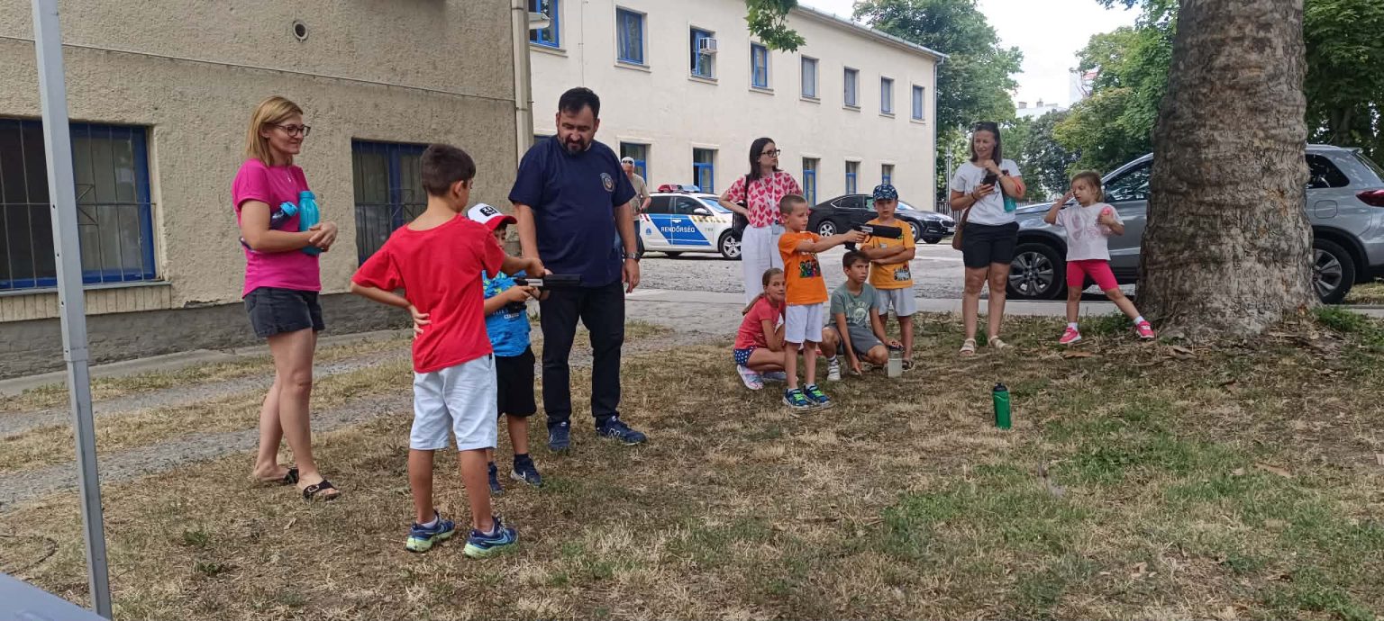 Lurkók a rendőrségen: lézerlövészet és kutyás bemutató