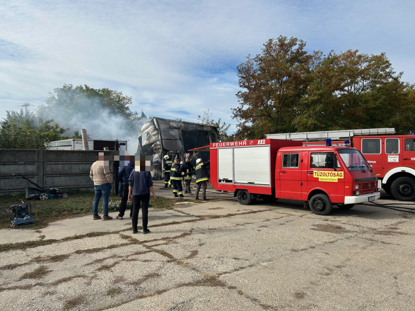 Melléképület égett Simontornyán, a tűzoltók profizmusa is kellett