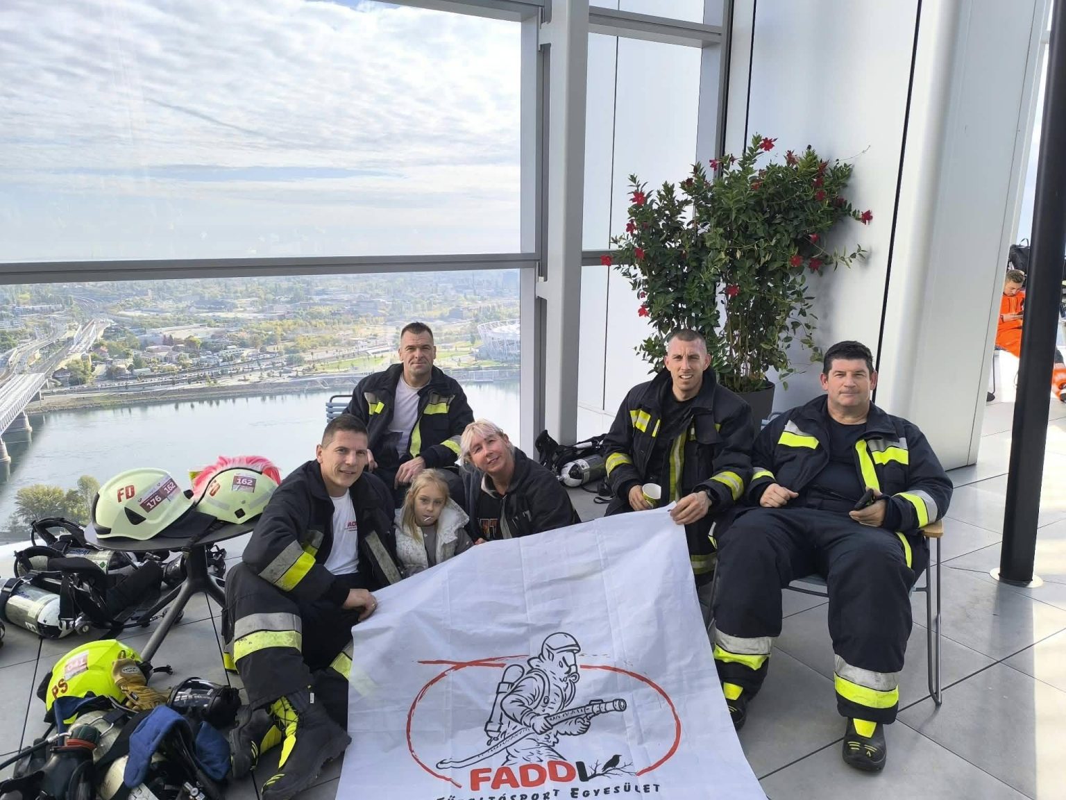 33 emelet, 754 lépcsőfok teljes menetfelszerelésben